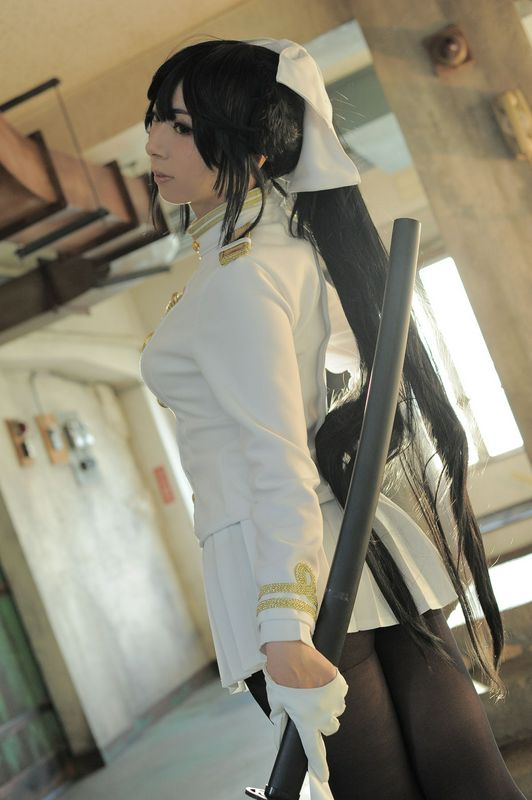 軍服の十代の少女