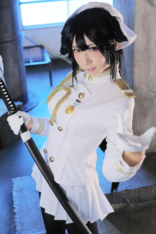 軍服の十代の少女