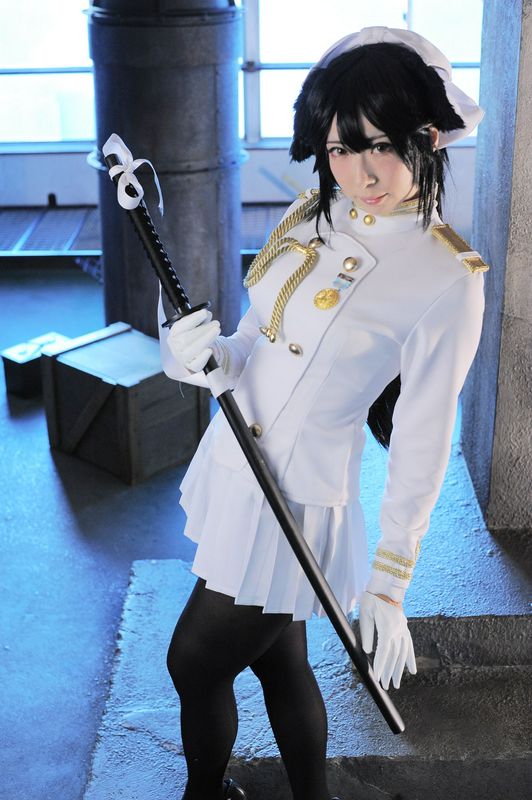 軍服の十代の少女