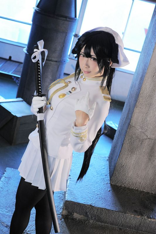 軍服の十代の少女