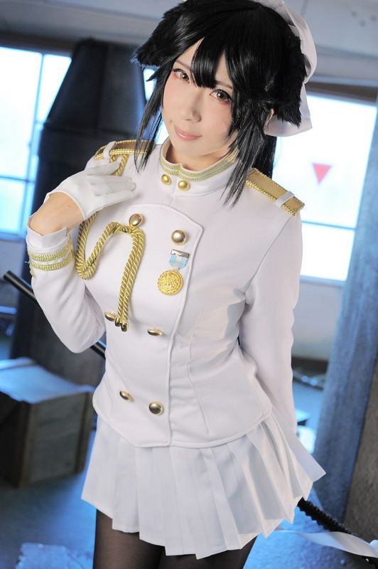 軍服の十代の少女