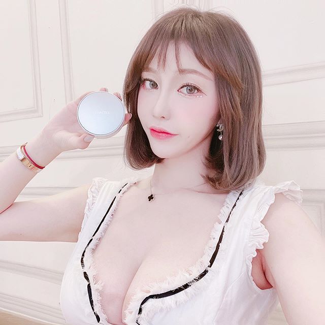 亮瞎你雙眼的氙氣大燈美女