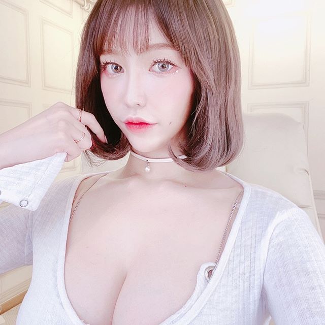 亮瞎你雙眼的氙氣大燈美女