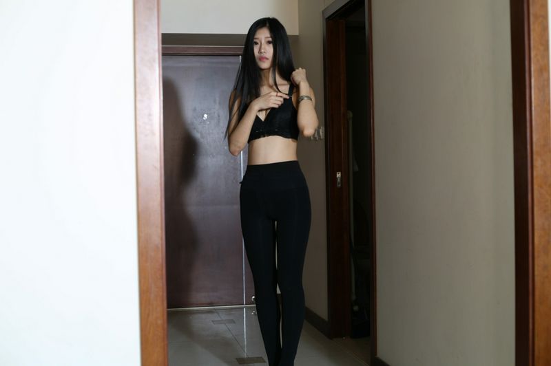 有限嬌羞的黑絲少女