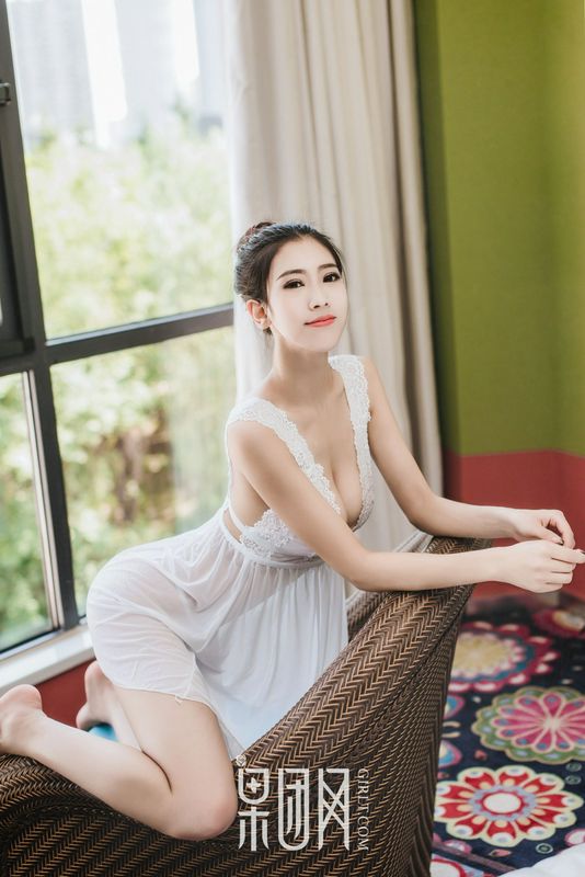 長腿嫩模通靈兒畫中走出飄飄欲仙