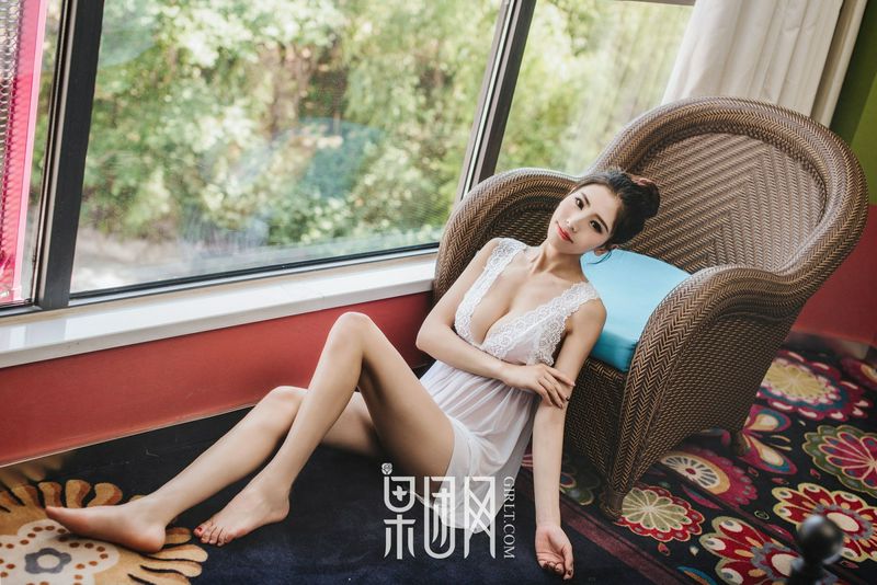 長腿嫩模通靈兒畫中走出飄飄欲仙