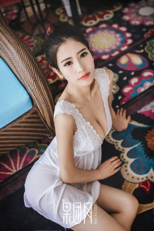 長腿嫩模通靈兒畫中走出飄飄欲仙