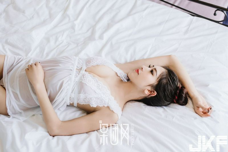 長腿嫩模通靈兒畫中走出飄飄欲仙