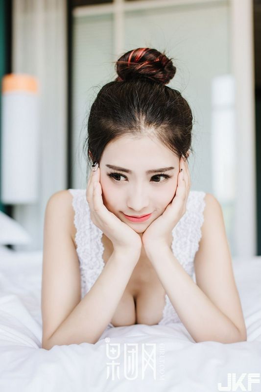 長腿嫩模通靈兒畫中走出飄飄欲仙