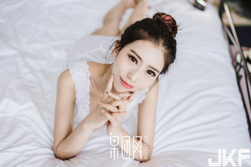 長腿嫩模通靈兒畫中走出飄飄欲仙