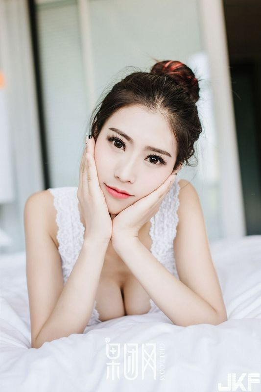 長腿嫩模通靈兒畫中走出飄飄欲仙