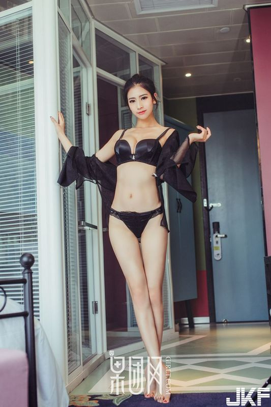 長腿嫩模通靈兒畫中走出飄飄欲仙