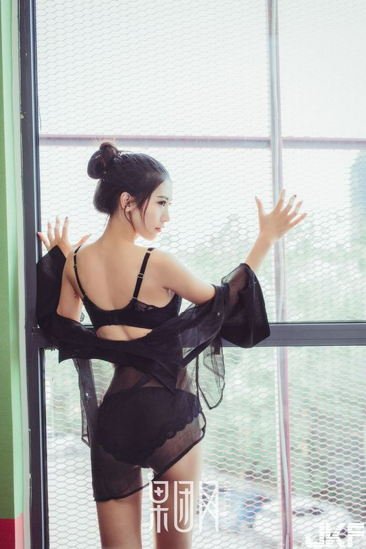 長腿嫩模通靈兒畫中走出飄飄欲仙