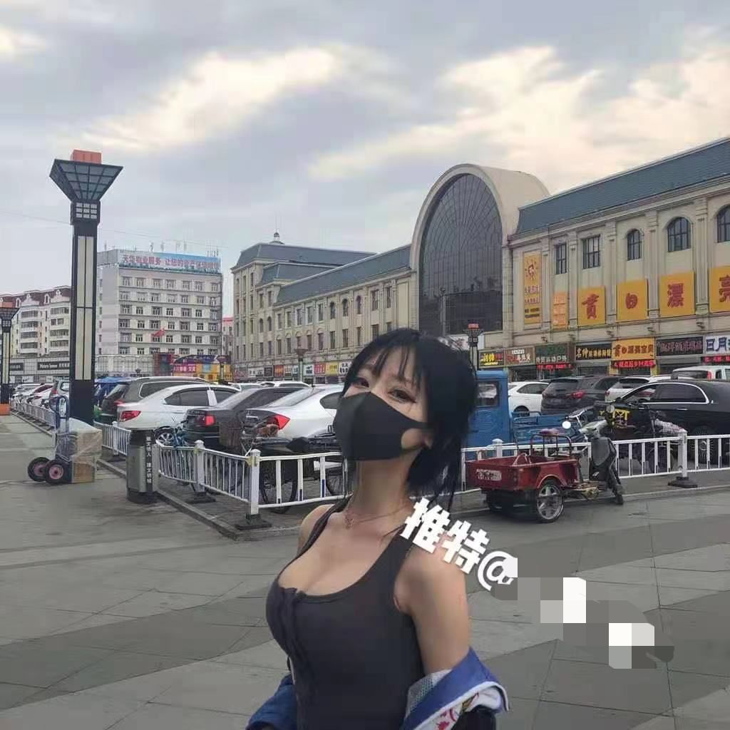 校服口罩妹 某音超火 速來吃瓜
