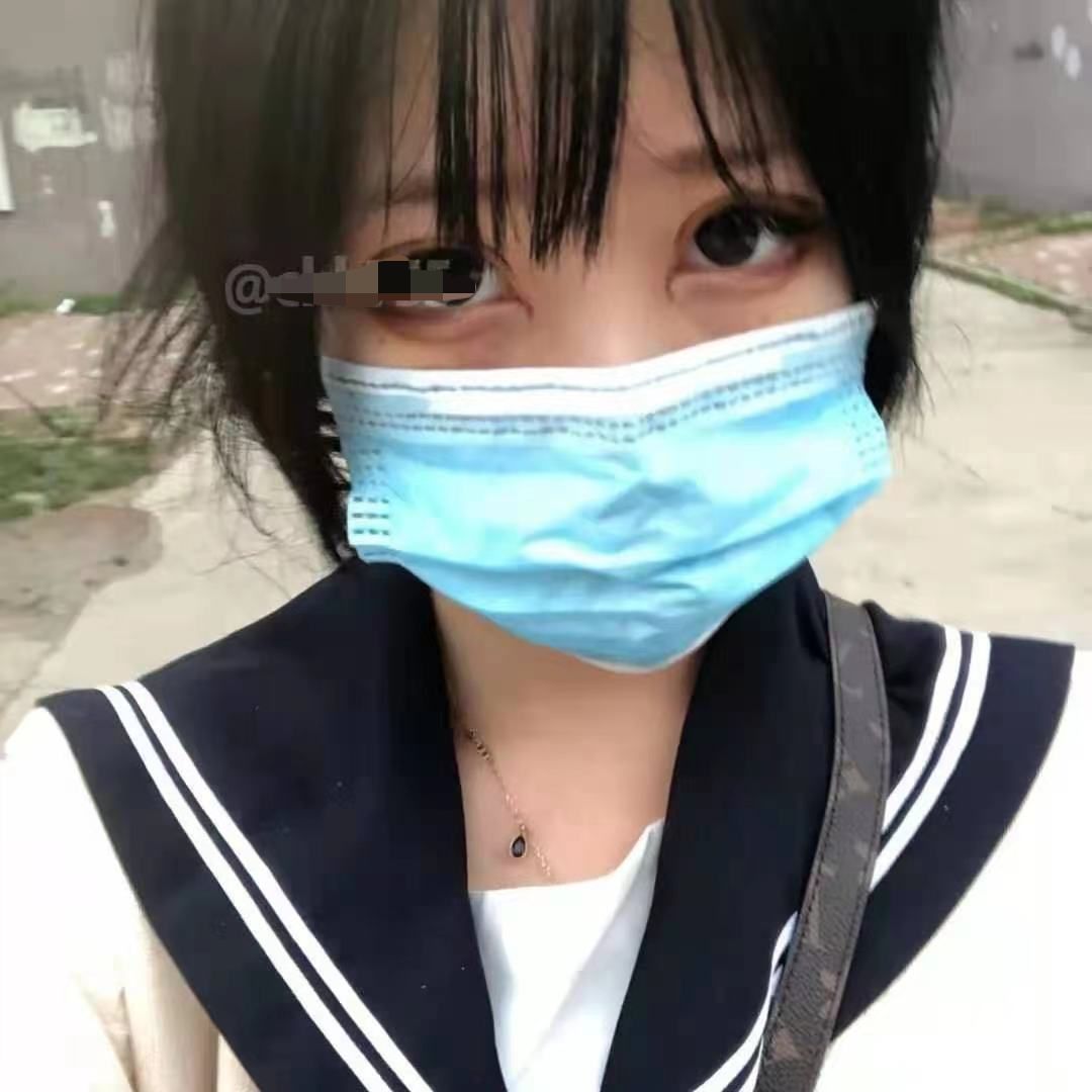 校服口罩妹 某音超火 速來吃瓜