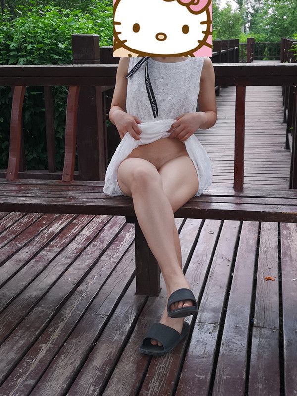 西安的太陽放假期間，女主真空去游玩，青山綠水間玩性感露出！身材超好！