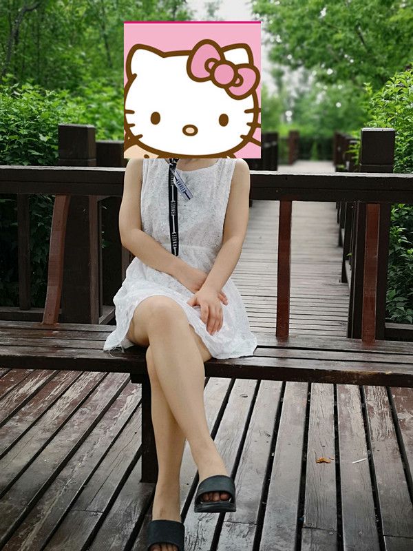 西安的太陽放假期間，女主真空去游玩，青山綠水間玩性感露出！身材超好！