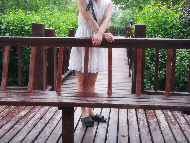 西安的太陽放假期間，女主真空去游玩，青山綠水間玩性感露出！身材超好！