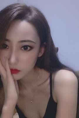 之前在北京約到的一個(gè)小白領(lǐng)，顏值超高，身材也好，附上生活照，供君品嘗！