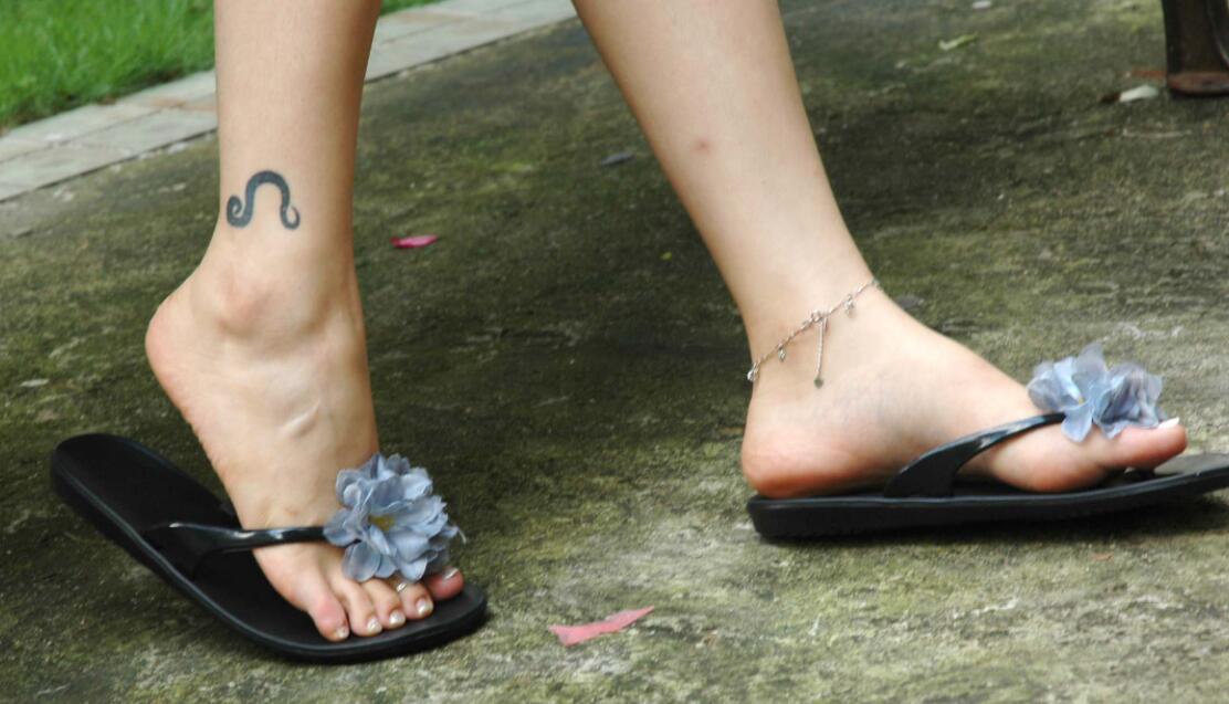 美腳玉足惹人憐 口含把玩欲還休 第一期