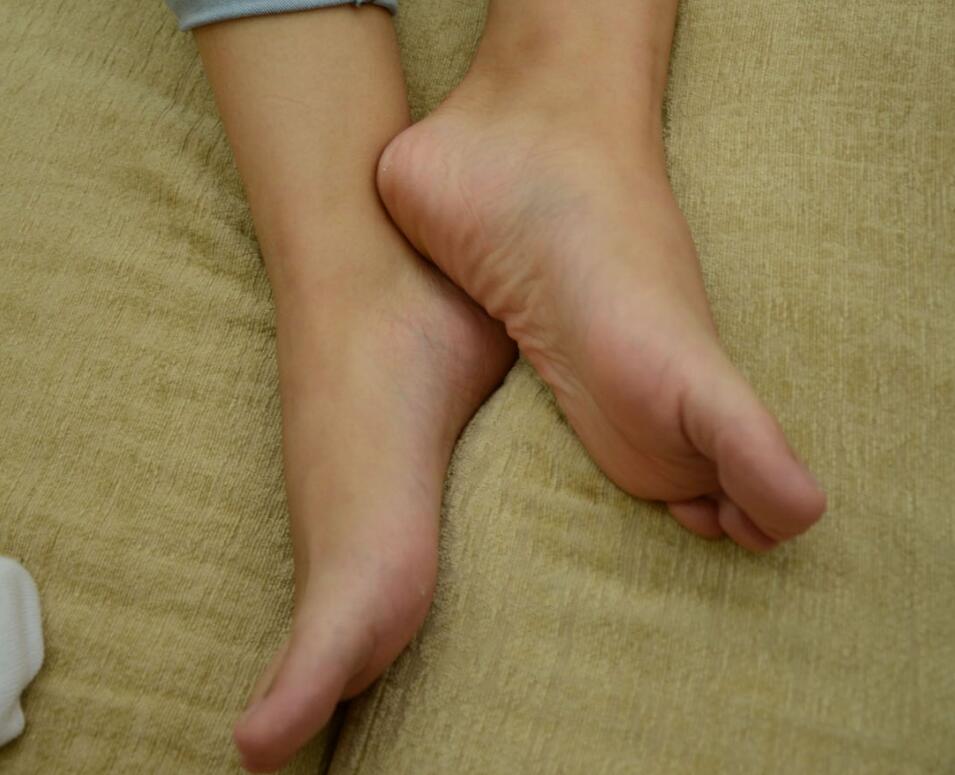 美腳玉足惹人憐 口含把玩欲還休 第一期
