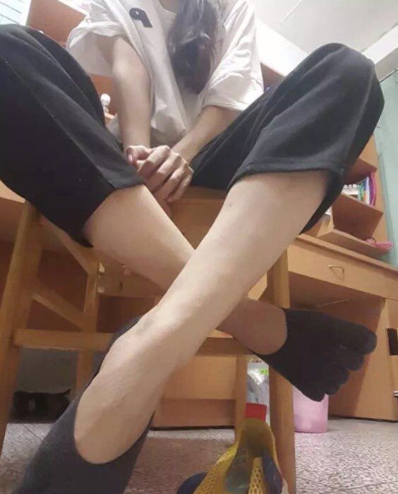 性感黑發(fā)少婦無(wú)聊自拍展示自己