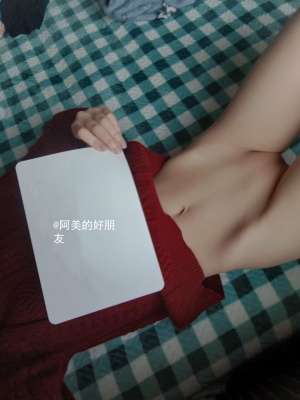 估計是初中妹子，下面毛還沒長齊
