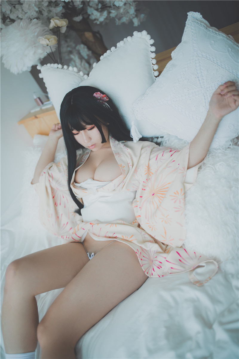 害羞女孩極品身材等你來