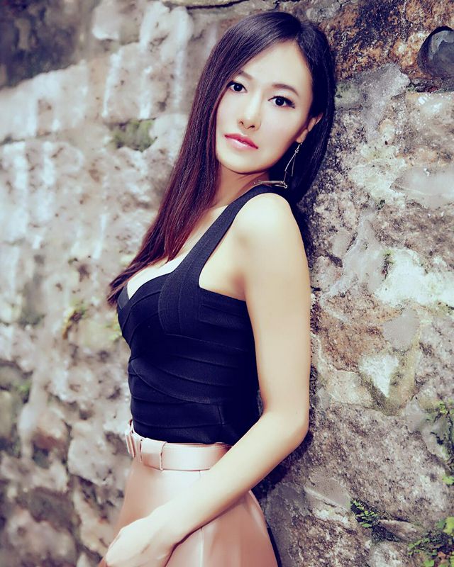 AnnaXiao冷艷美模大方展現(xiàn)完美曲線