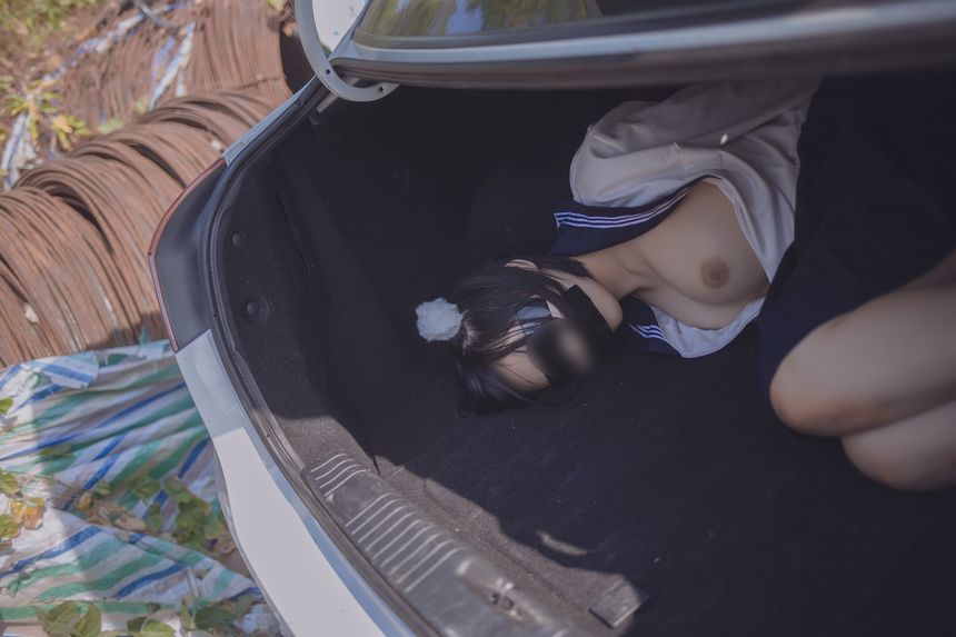 后備箱綁了個美女回來