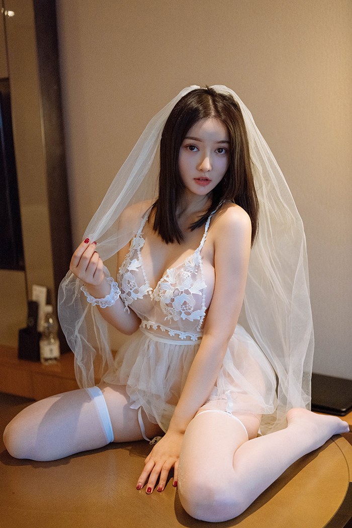 性感女神唐婉兒豐乳肥臀胴體白凈
