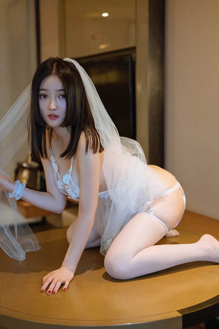 性感女神唐婉兒豐乳肥臀胴體白凈