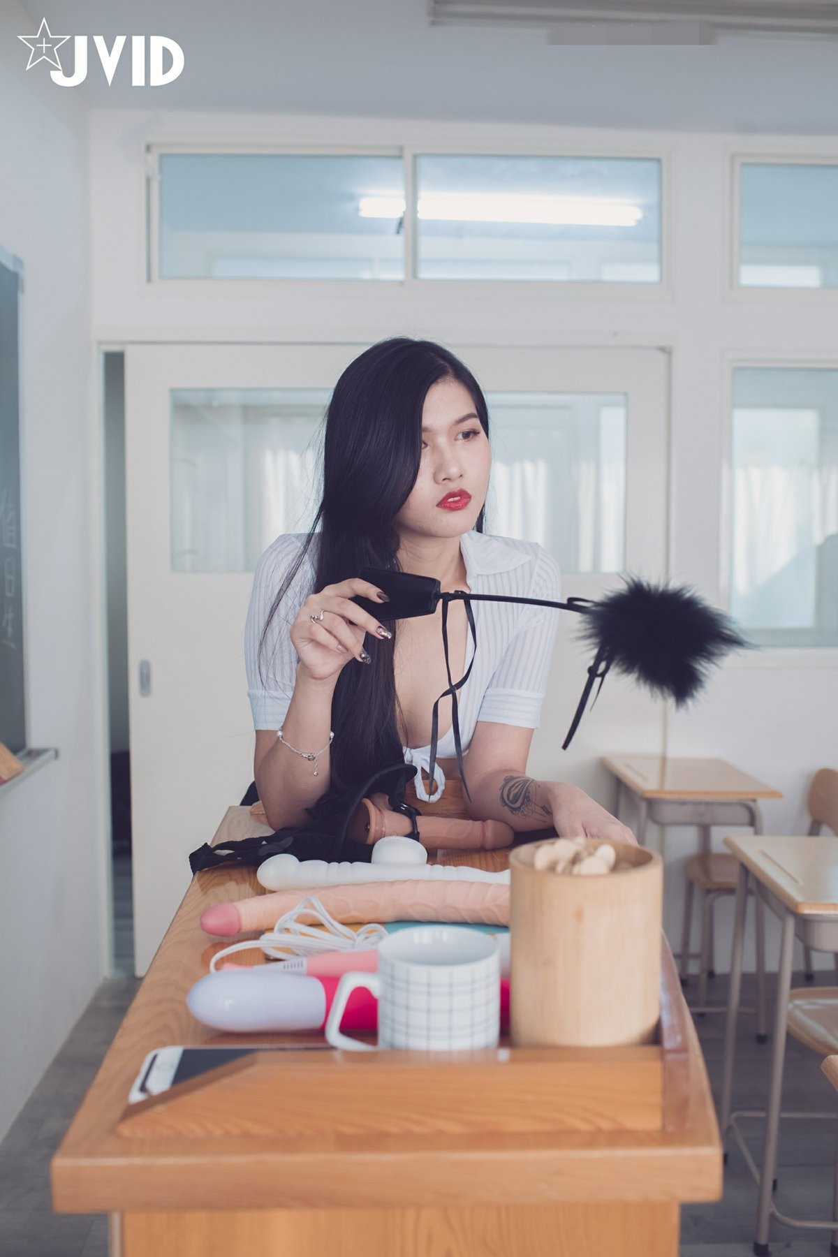 四個(gè)女孩在教室開展多人運(yùn)動(dòng)教學(xué)課程