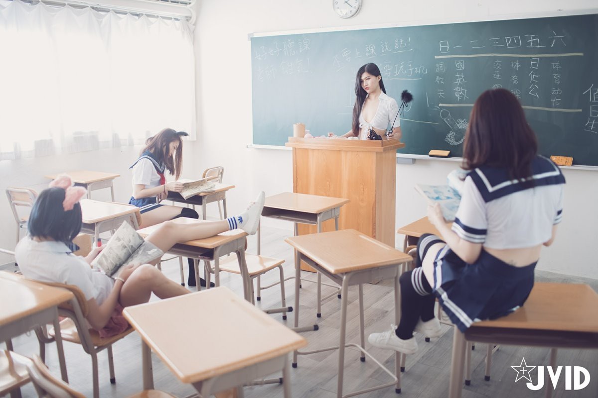 四個(gè)女孩在教室開展多人運(yùn)動(dòng)教學(xué)課程