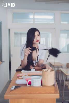 四個女孩在教室開展多人運動教學課程