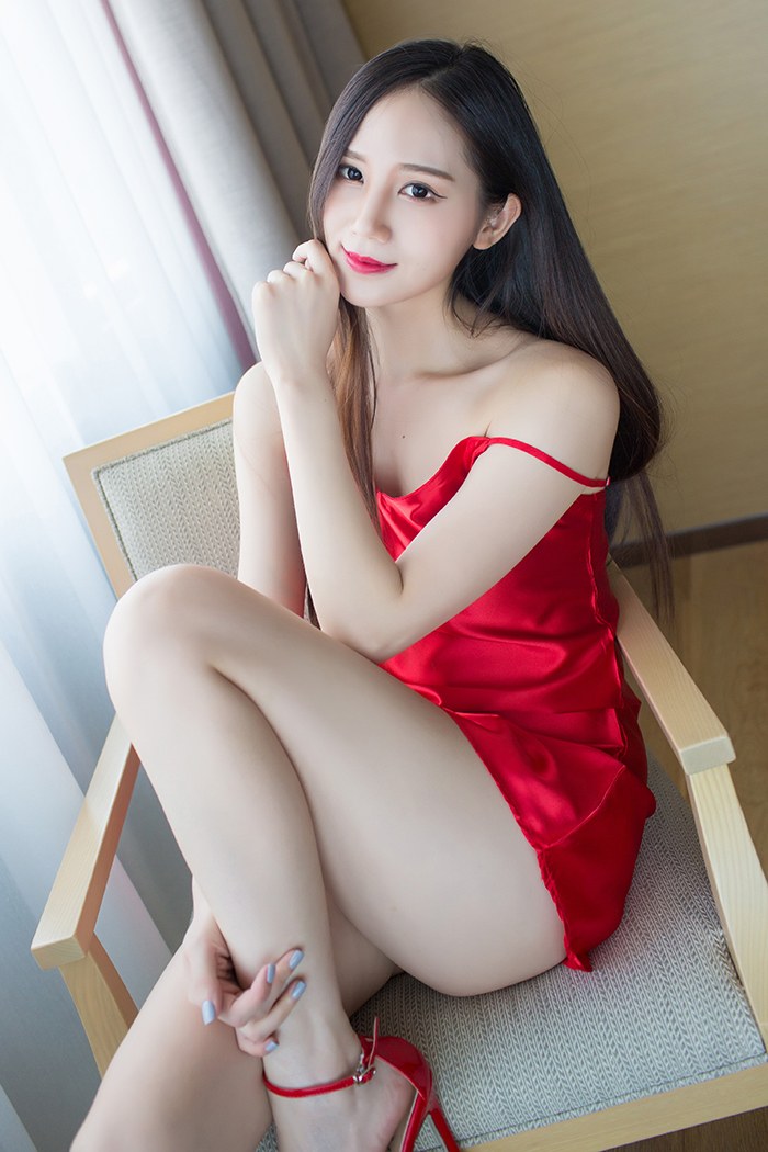 尤物SISY思輕薄睡衣大秀美腿嫩乳