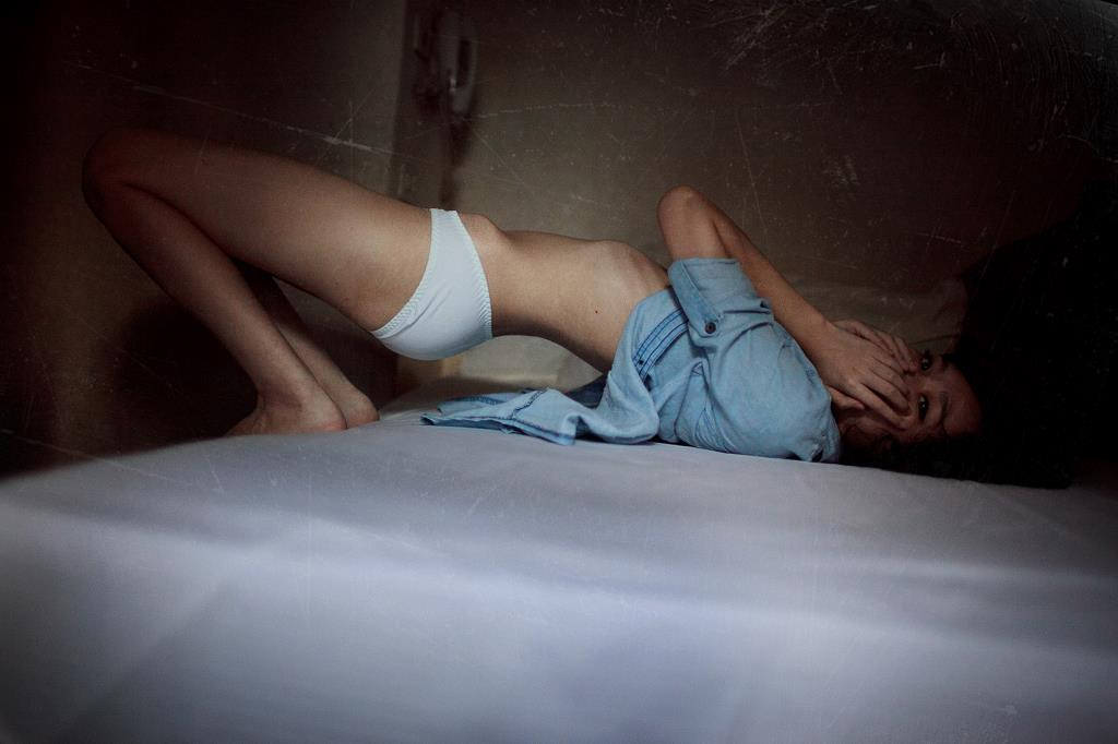 6女7男群交趴“公廁團(tuán)” 6大一女生背著各自男友約戰(zhàn)7男群P攝影集