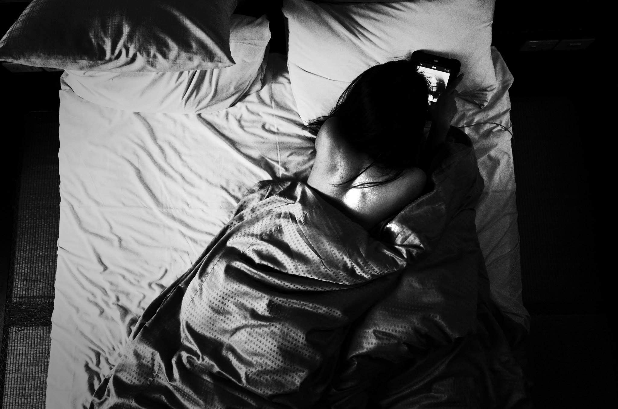 6女7男群交趴“公廁團(tuán)” 6大一女生背著各自男友約戰(zhàn)7男群P攝影集