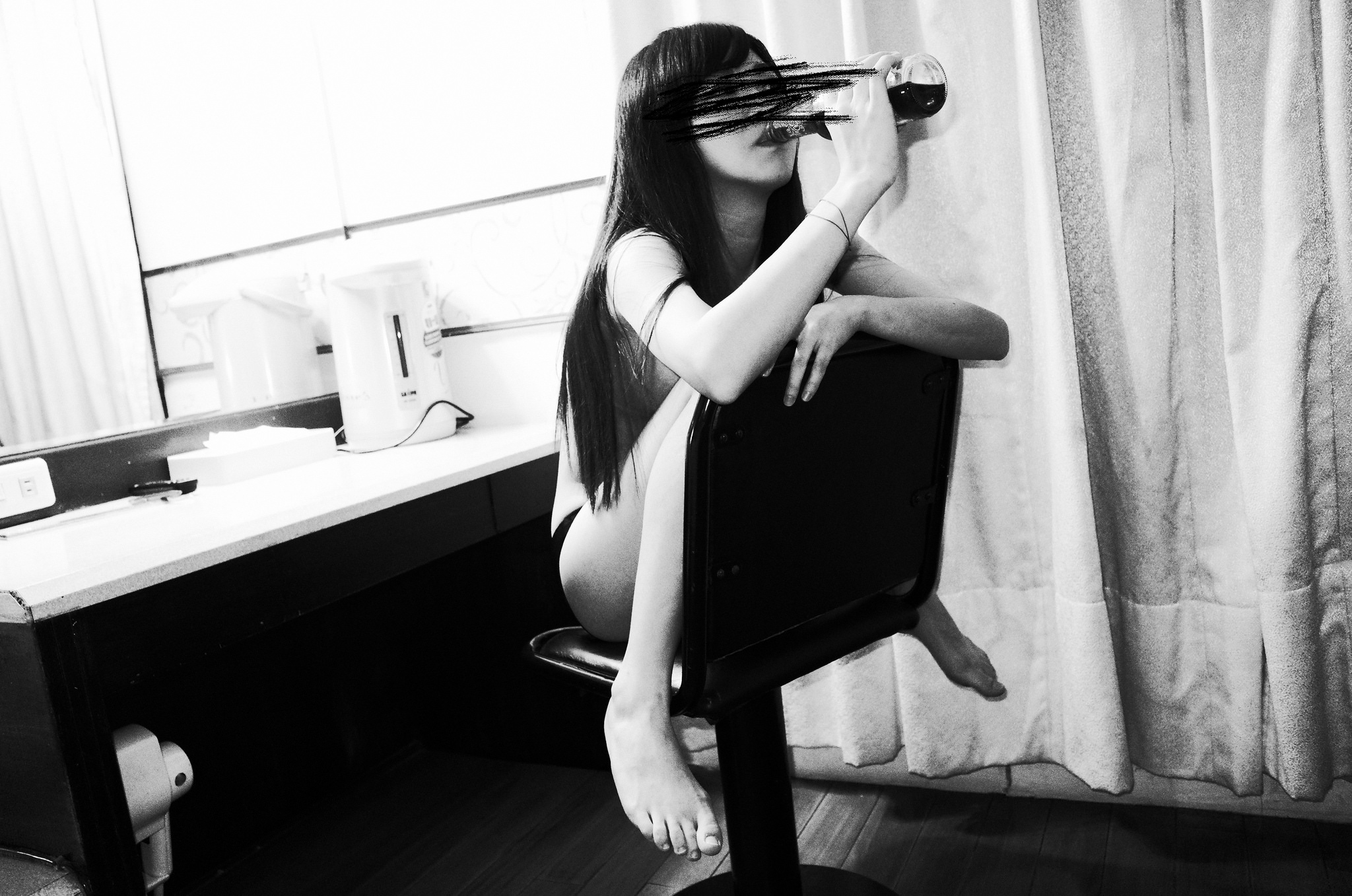 6女7男群交趴“公廁團(tuán)” 6大一女生背著各自男友約戰(zhàn)7男群P攝影集