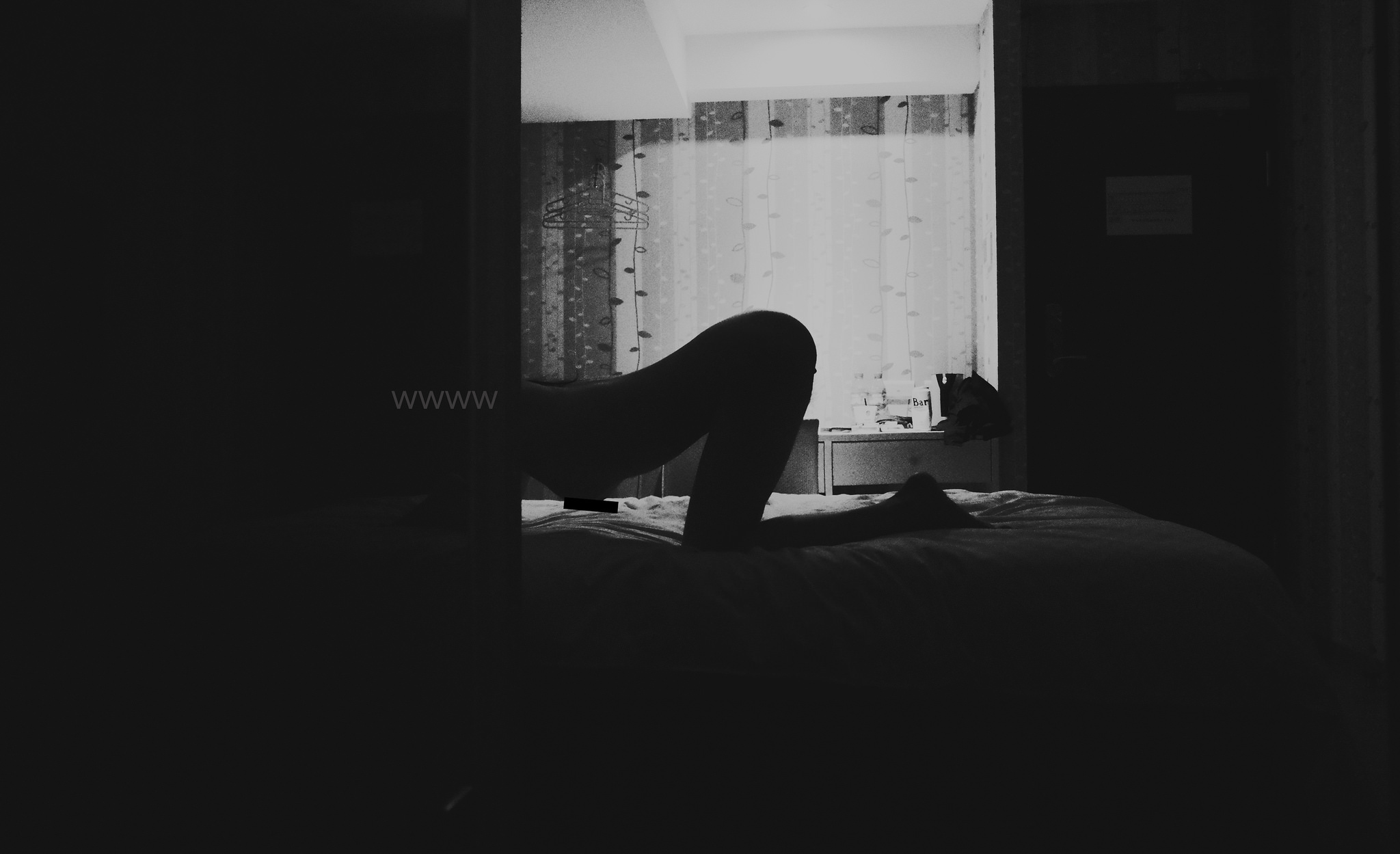 6女7男群交趴“公廁團(tuán)” 6大一女生背著各自男友約戰(zhàn)7男群P攝影集