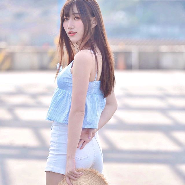 眼神清澈迷人的清純小美女
