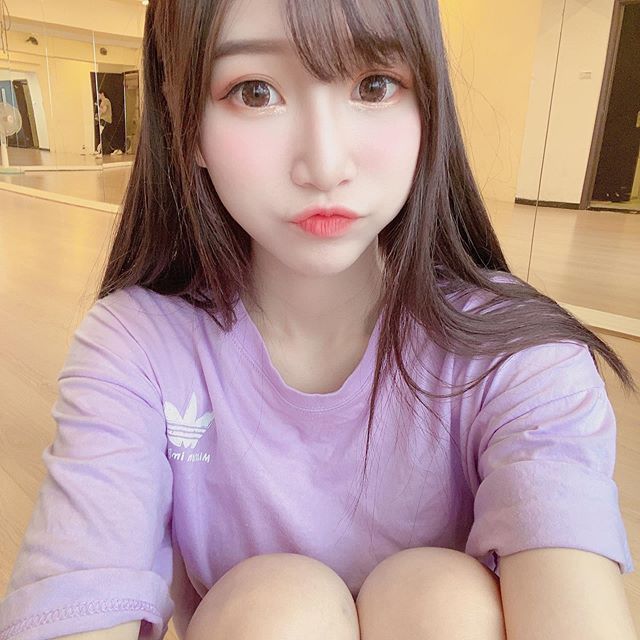 眼神清澈迷人的清純小美女