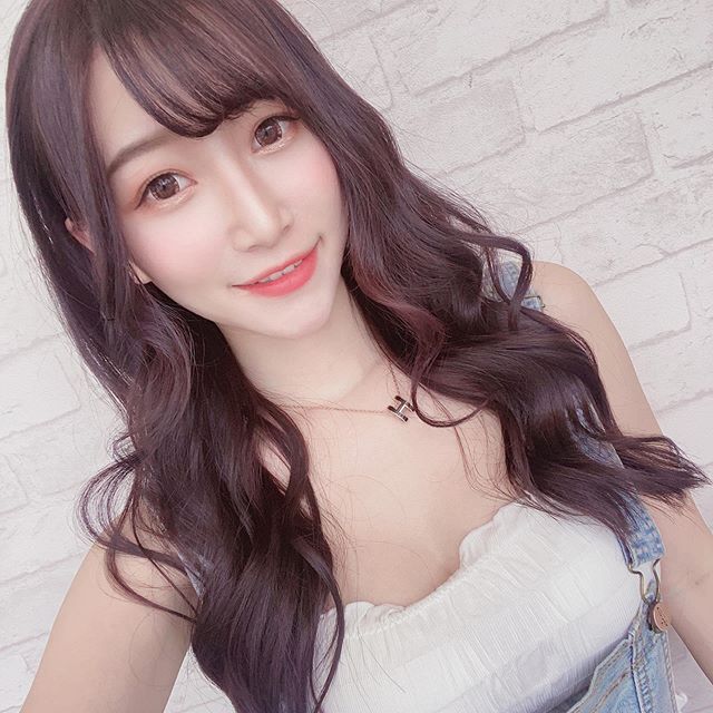 眼神清澈迷人的清純小美女