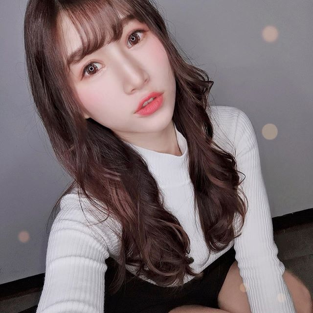 眼神清澈迷人的清純小美女