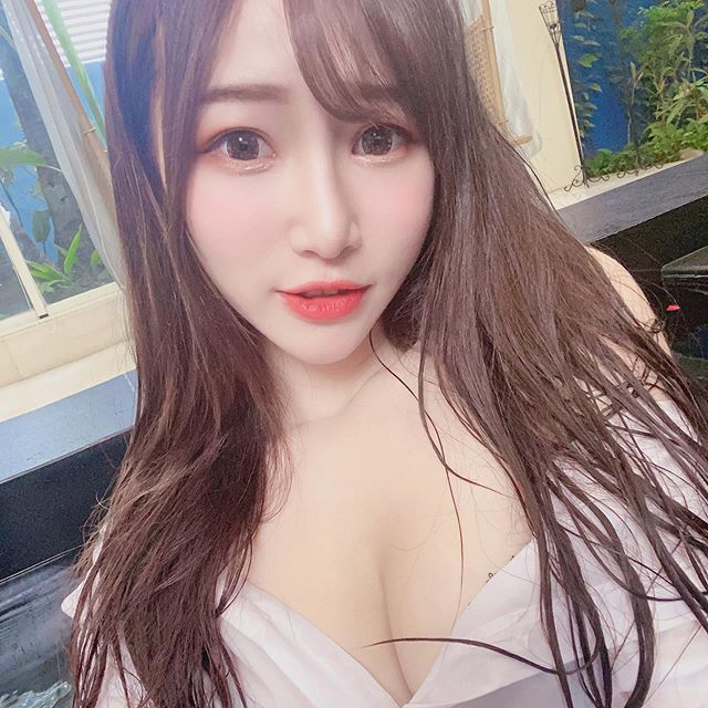 眼神清澈迷人的清純小美女