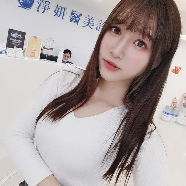 眼神清澈迷人的清純小美女