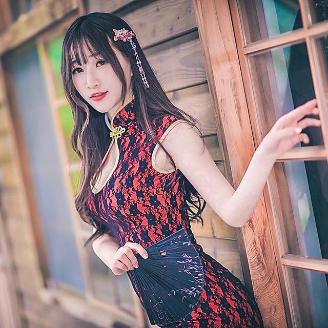 眼神清澈迷人的清純小美女