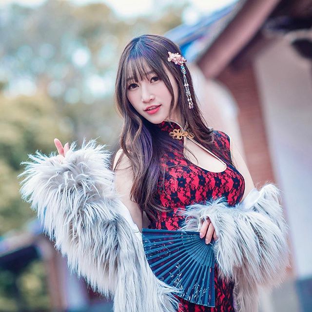 眼神清澈迷人的清純小美女
