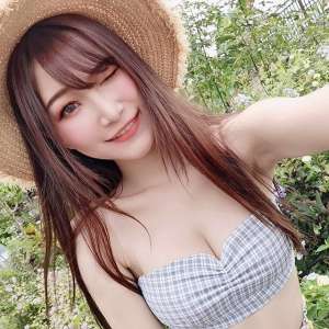 眼神清澈迷人的清純小美女