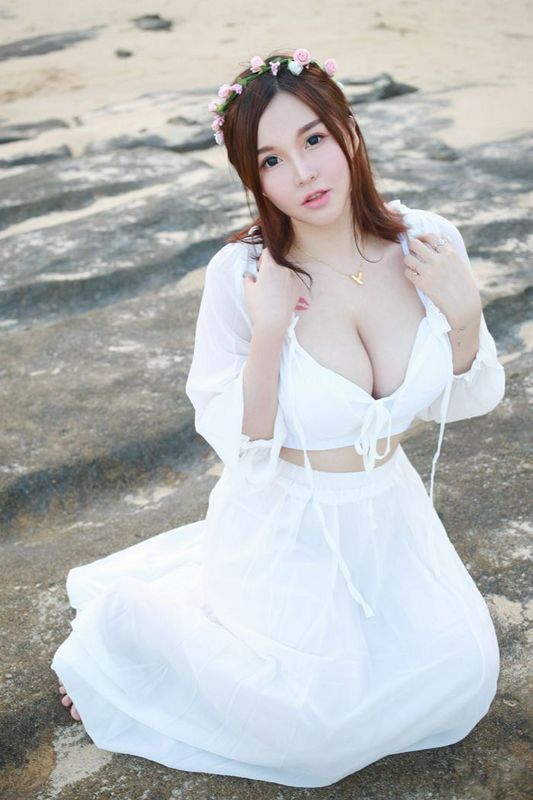 唇印女神沈蜜桃38G性感豪乳搖搖欲墜